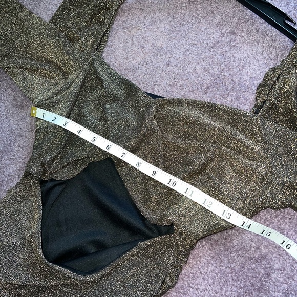 Longsleeve gold sparkly dress with cutout - Picture 4 of 5